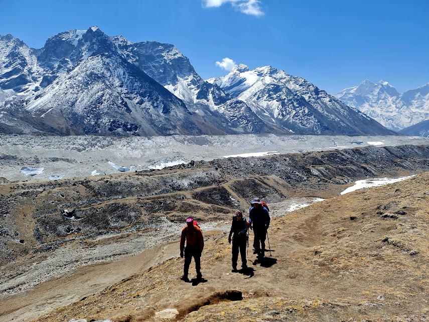 Day 9 : Lobuche – Gorak Shep (17 005ft) – Everest Base Camp (5 365m/17 559ft) – Gorak Shep, 7-8 hrs