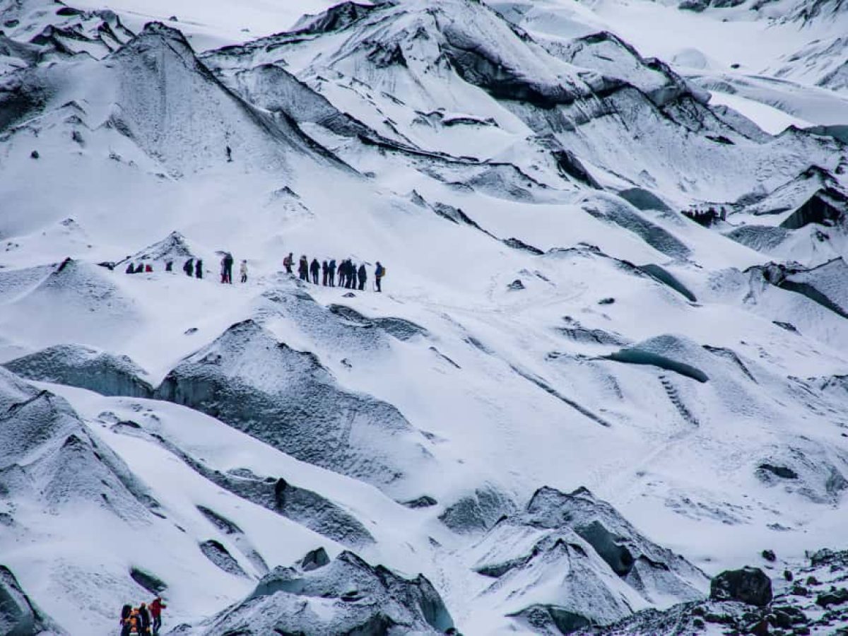 Best time for everst base camp; A peaceful Everest Base Camp trail with a few trekkers 