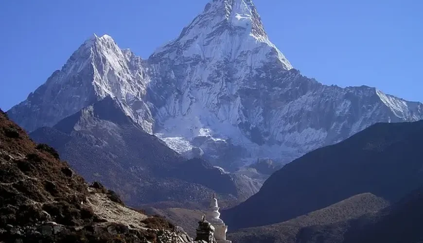 Best time for Everest Base Camp; featured image